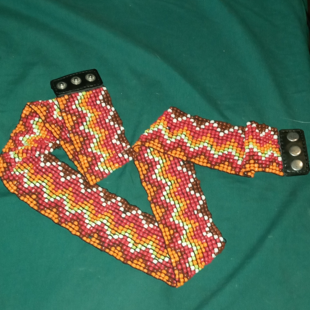 Elastic glass bead belt